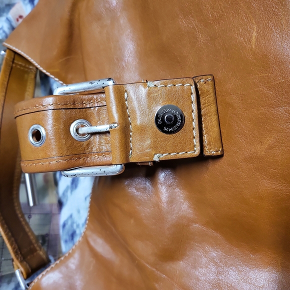 Is Michael Kors Hutton purse Includes dust bag. - Picture 2 of 8